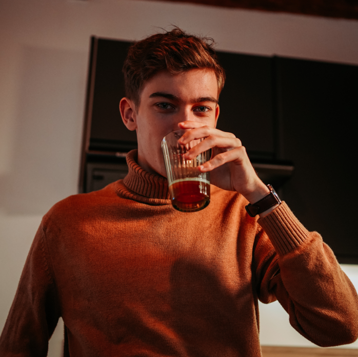 Une photo de moi en train de boire une bière.